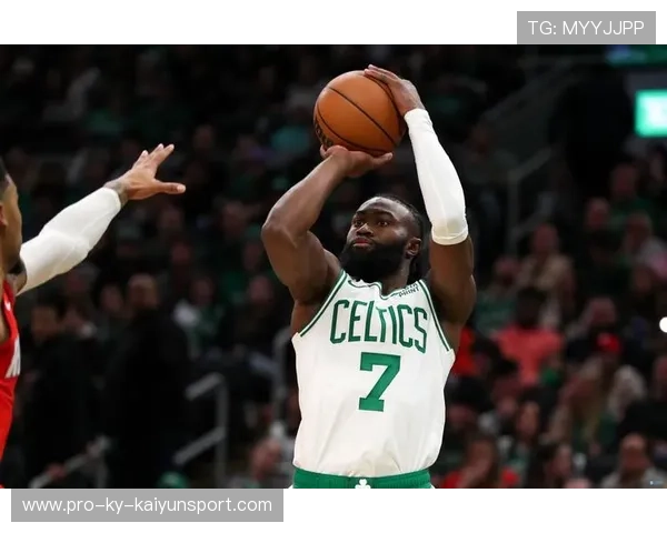 布朗强攻篮下，凯尔特人快攻得手稳住领先——在节拍与对抗中寻找胜利的钥匙